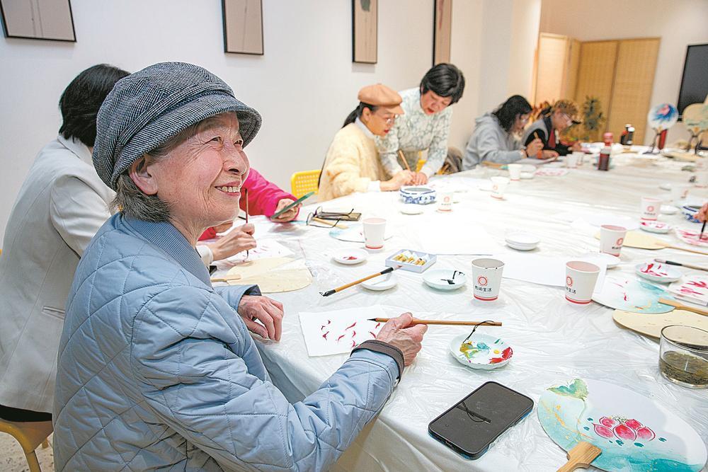 在青羊区有闲生活日间照料中心，老人们正在向专业老师学习传统国画技艺